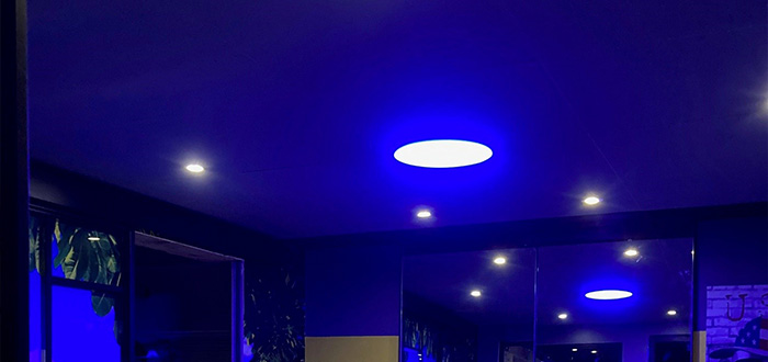dalles bleues pour faux plafond avec lumières allumées